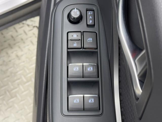 パワーウィンドウのスイッチですよ。　運転席に居ながら窓を開け閉めのコントロールできますよ。　ロック機能で、子供がイタズラして窓を開けるという事も無くなりますよ。