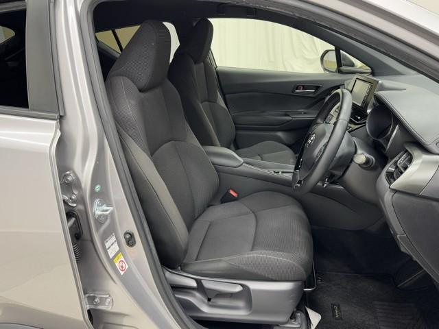 シンプルながら座り心地の良いシートです。　ホールド感も良いので長いドライビングでも疲れにくいんです。