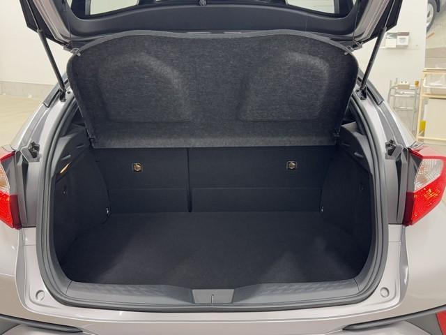 大きな開口部の荷室スペースはとても広々としています。　大きな荷物も楽々収納出来ちゃいますよ。　大は小を兼ねると言いますしスペースは大きい事に越した事はありませんね。