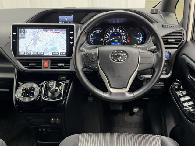 ノア ハイブリッドSi ABS 横滑り防止機能 ダブルエアコン エアバッグ バックモニター オートクルーズコントロール フルフラット 盗難防止システム 記録簿有 ナビTV LEDライト 3列シート メモリーナビ ETC AW(4枚目)