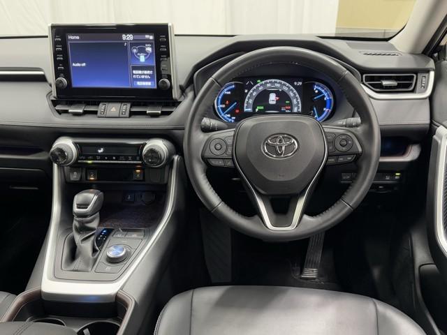 シックな色使いの運転席周りですね。すっきりとしたデザインで上品な色使いです。居心地の良い運転席、長く座ってられるリラックスできるデザインがいいですね。