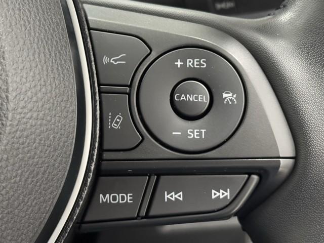 レーダークルーズコントロールです。　前の車との距離をレーダーで測り一定の車間距離に保ってくれますよ。詳細はスタッフまで。