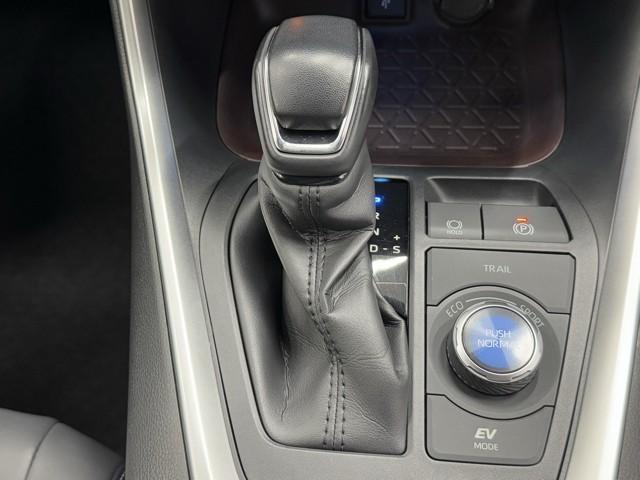 親しみやすいシフトです。　坂道や信号の多い日本では操作が簡単でいいです。　シフトチェンジしやすい所に考えられて配置されているので操作し易いですよ。