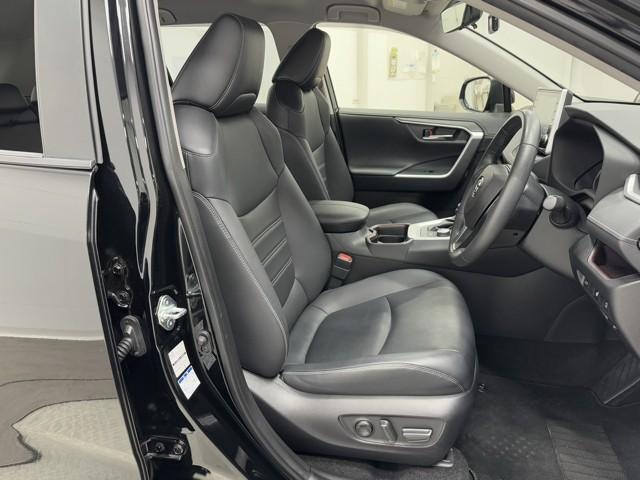 高めのヒップポイントのゆったりとしたシートです。　足腰に負担が掛かる乗り降りが楽になりますよ。　快適なドライブを楽しむ為にも長く座っていられるシートがいいですね。