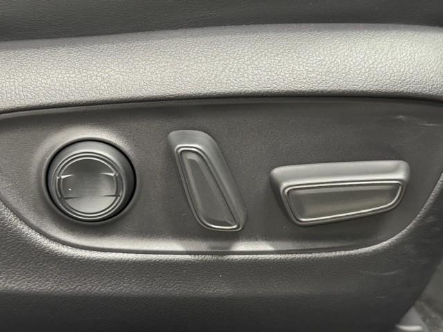 スイッチ一つでシート調整可能な電動パワーシートです。　細かい調整ができるので、何時でも思い通りのポジションが取れますね。