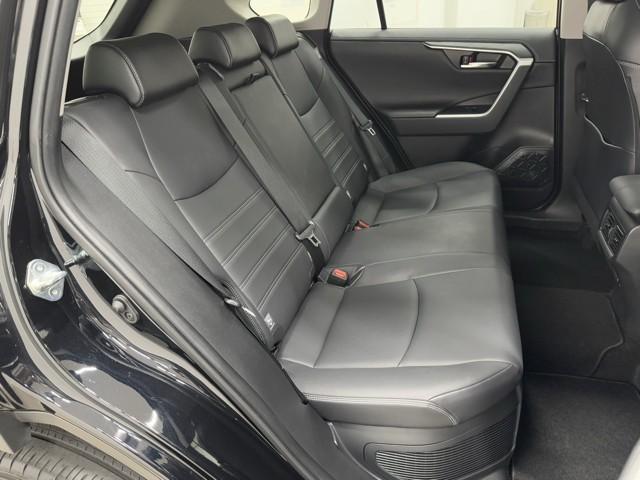 足元広々の座り心地良好、後席ですよ。　ドライビング中、長い間同じ体勢で居るのって大変ですよね。　長く座っているものだから、リラックスできるシートがいいですよね。