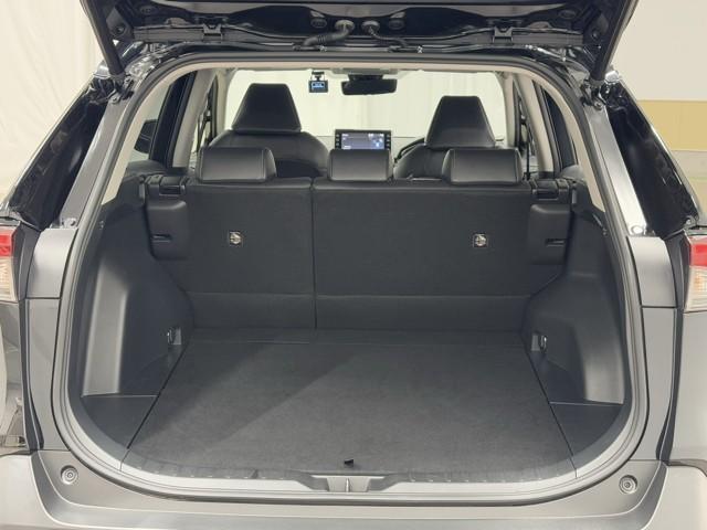 とても広々、大きな開口部の荷室スペースですね。　開口部広々だから、大きな荷物も楽々収納出来ちゃいますね。　荷物スペースは広いほうがいいですよね。