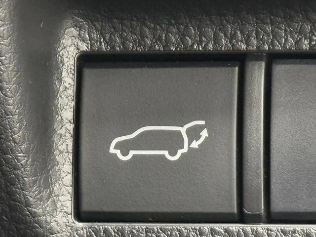 電動式バックドアなのでボタン一つで開け閉めできるので便利ですよ。　挟み込み防止機能も付いてるのでお子様の手や荷物を挟み込むのを防いでくれます。