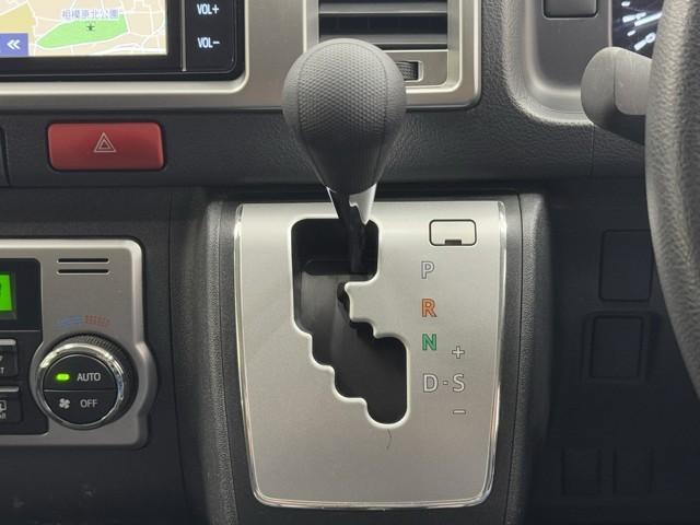 ハイエースバン ロングスーパーＧＬ　フルフラット　リアカメラ　ＳＲＳ　Ｗエアコン　横滑り防止装置付　盗難防止機能　キーレス　スマートエントリー　ＤＶＤ視聴可　エアコン　パワステ　ナビＴＶ　ＥＴＣ　ミュージックプレイヤー接続可　ＡＢＳ（13枚目）