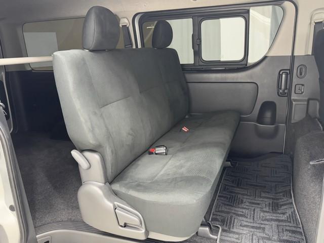 ハイエースバン ロングスーパーＧＬ　フルフラット　リアカメラ　ＳＲＳ　Ｗエアコン　横滑り防止装置付　盗難防止機能　キーレス　スマートエントリー　ＤＶＤ視聴可　エアコン　パワステ　ナビＴＶ　ＥＴＣ　ミュージックプレイヤー接続可　ＡＢＳ（17枚目）