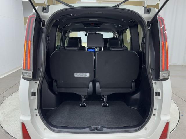 ノア ハイブリッドＳｉ　ダブルバイビー　ＬＥＤヘッドライト　クルコン　横滑り防止装置　メンテナンスノート　盗難防止システム　エアバッグ　アルミ　メモリ－ナビ　スマキー　Ｗエアコン　ＡＢＳ　ナビ＆ＴＶ　デュアルエアバッグ　ＥＴＣ　ＤＶＤ（19枚目）