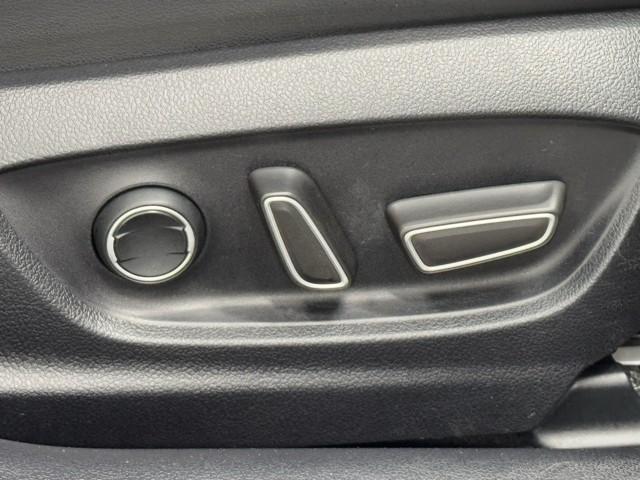 プリウス Aプレミアム 横滑り防止装置 1オーナー 四駆 フルセグテレビ 100V電源 本革シート ドライブレコーダー ナビTV パワーシート スマートエントリー メモリナビ LEDライト アルミ キーレス バックモニター(17枚目)