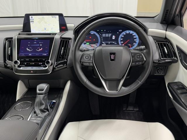 クラウンハイブリッド ＲＳアドバンス　地デジ　衝突被害軽減装置　ドライブレコーダ　黒革シート　ＬＥＤヘットライト　後カメラ　クルコン　ＡＣ　Ｐシート　エアバッグ　ナビＴＶ　セキュリティーアラーム　１００Ｖ充電　キーフリー　スマートキ（4枚目）