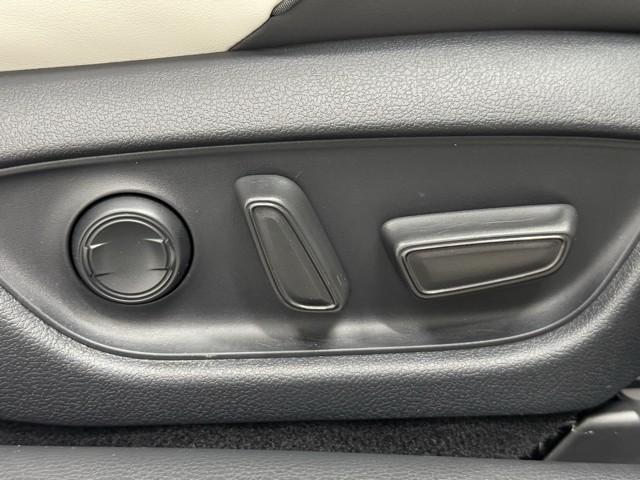 クラウンハイブリッド ＲＳアドバンス　地デジ　衝突被害軽減装置　ドライブレコーダ　黒革シート　ＬＥＤヘットライト　後カメラ　クルコン　ＡＣ　Ｐシート　エアバッグ　ナビＴＶ　セキュリティーアラーム　１００Ｖ充電　キーフリー　スマートキ（16枚目）