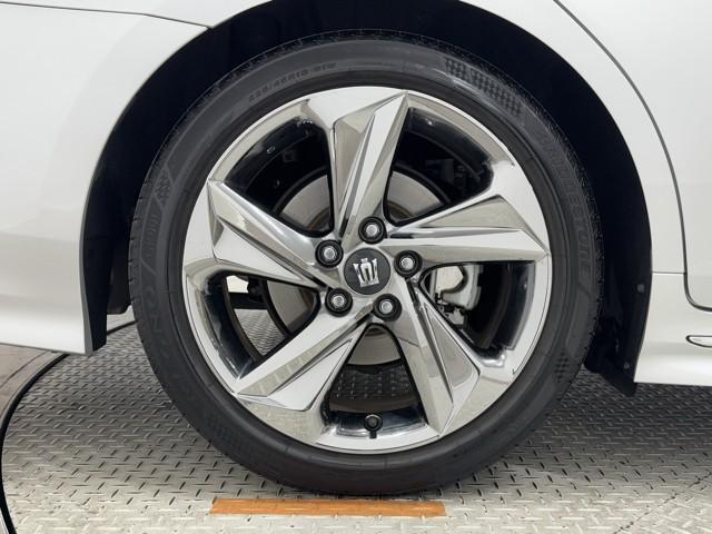 クラウンハイブリッド ＲＳアドバンス　地デジ　衝突被害軽減装置　ドライブレコーダ　黒革シート　ＬＥＤヘットライト　後カメラ　クルコン　ＡＣ　Ｐシート　エアバッグ　ナビＴＶ　セキュリティーアラーム　１００Ｖ充電　キーフリー　スマートキ（19枚目）