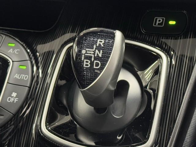 エスクァイア ハイブリッドGiプレミアムパッケジブラックテーラード 誤発進抑制機能 アイドリングストップ Bカメラ スマートキー ナビ&TV イモビライザー LEDランプ ETC車載器 クルーズコントロール アルミ 地デジ 横滑り防止装置 キーレス ABS DVD再生(11枚目)