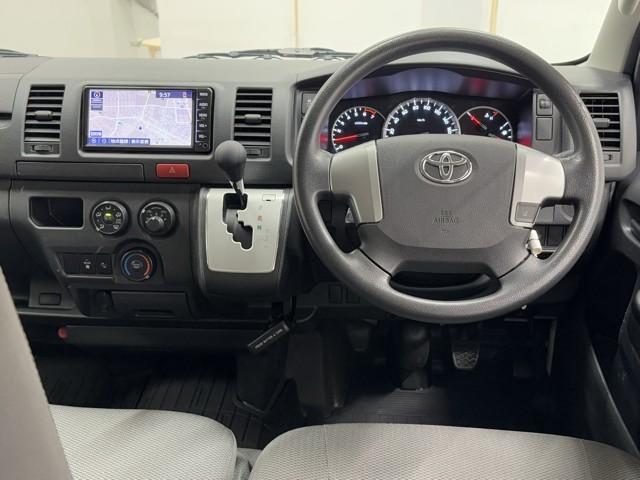 ハイエースバン ロングDX ダブルエアコン 助手席エアバッグ ブレーキサポート リアカメラ PW 運転席エアバッグ ナビテレビ 横滑り防止 整備点検記録簿 イモビ付 パワーステアリング エアコン ミュージックプレイヤー接続可(4枚目)