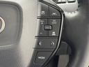 クルーズコントロール機能が付いています。　速度を設定するとアクセルを踏まなくても一定の速度で走ることができます。　　高速道路ではとても便利な装置なんです。