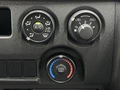 使いやすいレイアウトの空調スイッチ類です。　スイッチも大きく、気温に合わせて直感的に操作できそうですね。操作もしやすく、車内をいつでも快適に保てます。 7