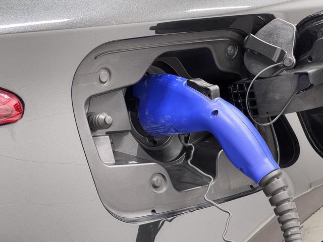 ハリアーＰＨＥＶ Ｚ　エアロ　ＡＣ１００Ｖ　地デジＴＶ　ＬＥＤヘッド　ドラレコ　黒革シート　４ＷＤ車　電動シート　盗難防止装置　オートクルーズ　ナビＴＶ　ミュージックプレイヤー接続可　エアコン　ＥＴＣ　メモリーナビ　記録簿（16枚目）