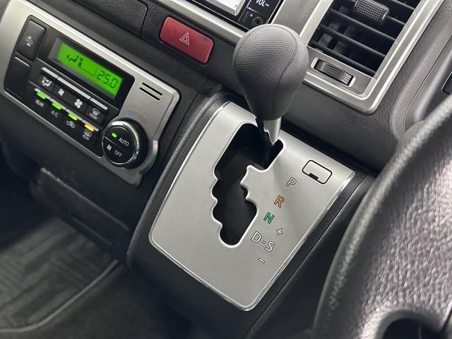 ハイエースバン ロングスーパーＧＬ　Ｗエアコン　Ｗエアバック　Ｂカメラ　ＬＥＤライト　パワーウインドウ　横滑防止　キーレスエントリー　メモリーナビ　オートエアコン　ＥＴＣ　パワーステ　記録簿有　ＡＢＳ　ワンセグ　エアバッグ　イモビライザ（11枚目）