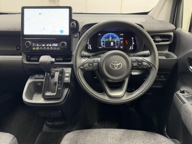 シックな色使いの運転席周りですね。すっきりとしたデザインで上品な色使いです。居心地の良い運転席、長く座ってられるリラックスできるデザインがいいですね。