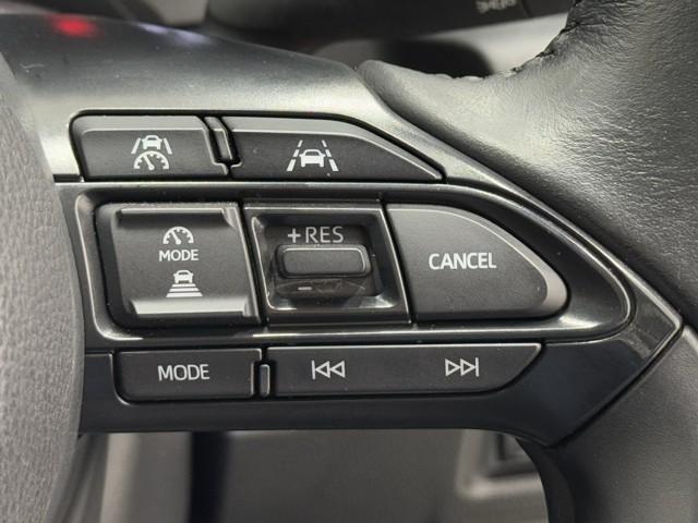 クルーズコントロール機能が付いています。　速度を設定するとアクセルを踏まなくても一定の速度で走ることができます。　　高速道路ではとても便利な装置なんです。