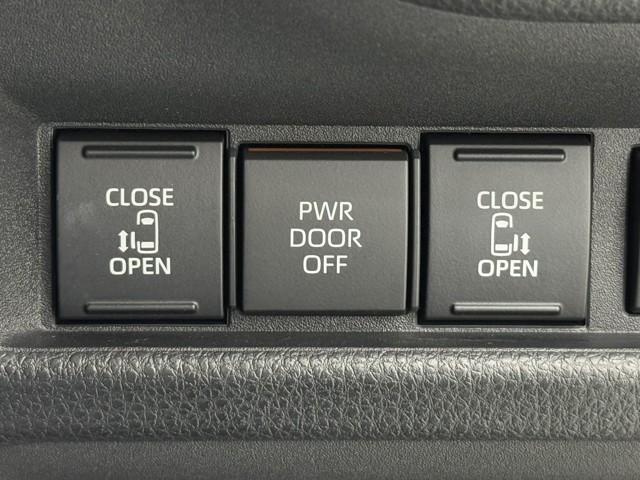 パワースライドドア装備で乗降りラクラク！　開閉もスイッチ一つでワンタッチですよ。　お子様やお年寄りの方も安心してお乗りできます。　坂道で開閉が重くなってしまう時に便利ですよ。