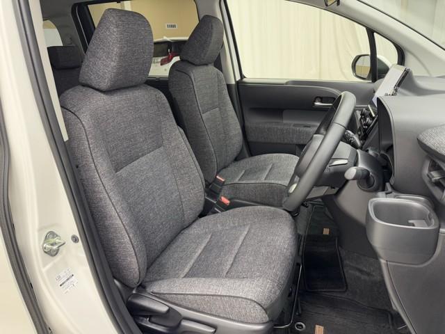 高めのヒップポイントのゆったりとしたシートです。　足腰に負担が掛かる乗り降りが楽になりますよ。　快適なドライブを楽しむ為にも長く座っていられるシートがいいですね。