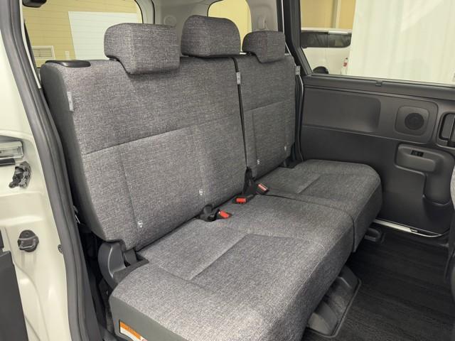 足元広々の座り心地良好、後席ですよ。　ドライビング中、長い間同じ体勢で居るのって大変ですよね。　長く座っているものだから、リラックスできるシートがいいですよね。