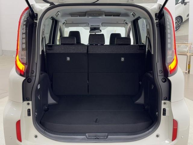 とても広々、大きな開口部の荷室スペースですね。　開口部広々だから、大きな荷物も楽々収納出来ちゃいますね。　荷物スペースは広いほうがいいですよね。