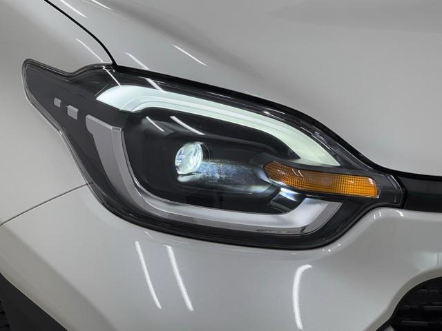 太陽光と色温度の近い明るいライトで夜道を明るく照らします。　雨の日や悪天候時も白色光が明るく照らしてくれますよ。　安全にも一役買ってくれます。