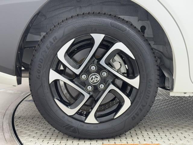 アルミホイールです。　路面に力を伝えるホイール部分は特に目立ちますよね。　ホイールひとつで車のイメージも大きく変わりますね。