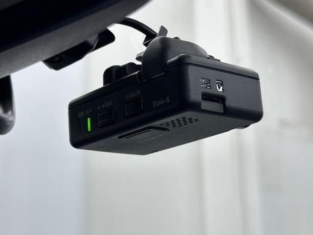 ドライブレコーダー装備してますよ。　思いでの記録や万が一の時の記録にも便利ですね。