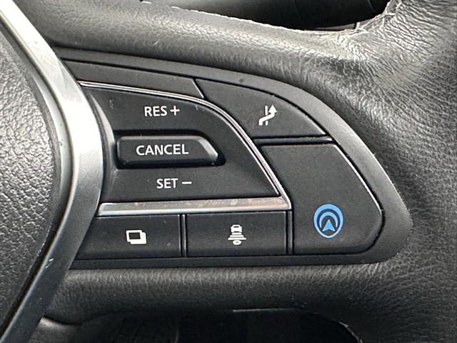 クルーズコントロール機能が付いています。　速度を設定するとアクセルを踏まなくても一定の速度で走ることができます。　　高速道路ではとても便利な装置なんです。