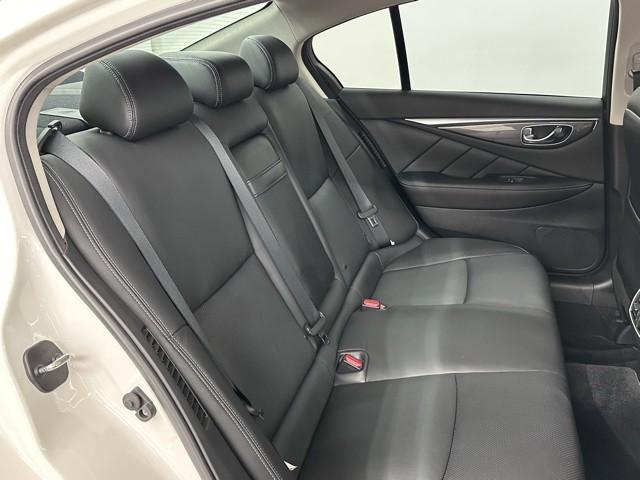 足元広々の座り心地良好、後席ですよ。　ドライビング中、長い間同じ体勢で居るのって大変ですよね。　長く座っているものだから、リラックスできるシートがいいですよね。