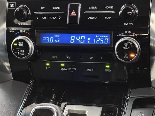 アルファードハイブリッド ＳＲ　Ｃパッケージ　点検記録簿　サンル－フ　バックモニター　オートエアコン　ＬＥＤ　横滑り防止機能　ＡＢＳ　イモビ　ＡＣ１００Ｖ電源　アルミ　ドライブレコーダー　ナビ＆ＴＶ　４ＷＤ　ミュージックプレイヤー接続可　Ｐシート（9枚目）