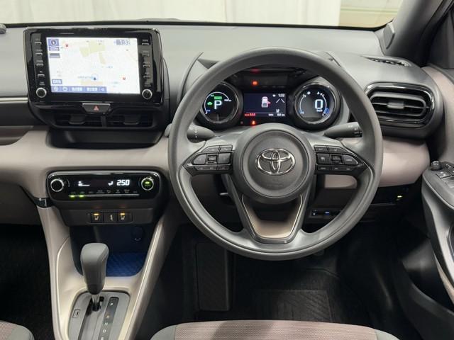 ヤリス ハイブリッドＧ　サイドエアバッグ　スマートキ　ナビ　Ｂモニター　ドライブレコーダー　ＥＴＣ車載器　横滑り防止装置　クルコン　セキュリティアラーム　メディアプレイヤー接続　パワステ　点検記録簿　メモリーナビゲーション（4枚目）
