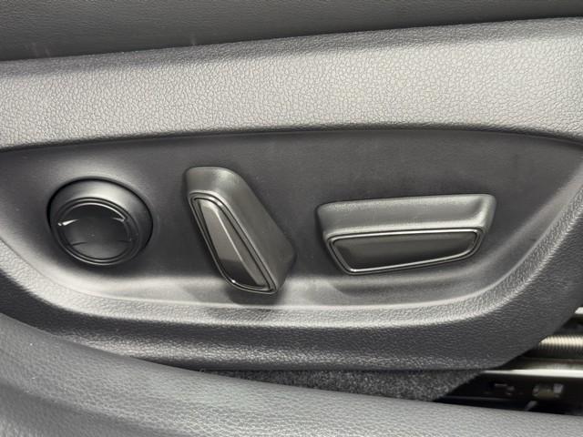 プリウス Ｚ　リアカメラ　プリクラッシュ　ＰＷシート　メモリナビ　ＡＣ１００Ｖ電源　ＬＥＤランプ　ナビ・ＴＶ　オートクルーズ　アルミホイール　ドライブレコーダ　ＡＣ　運転席エアバッグ　横滑り防止装置　ＥＴＣ付（17枚目）