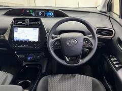 センターメーターです。メーターがセンターに有ると運転時、メーターへの視線移動が少なく済むので見易いですよ。 4