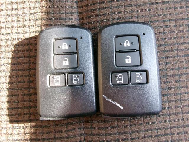 シエンタ ハイブリッドG LEDライト 地デジ DVD キーフリー スマキー 横滑り防止システム メモリナビ ナビTV ETC イモビライザー 運転席エアバック フルオートエアコン デュアルエアバッグ PW 3列シート ABS(30枚目)