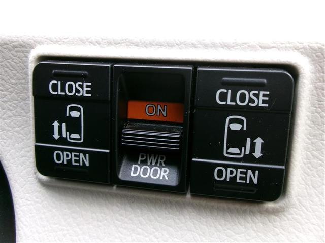 両側パワースライドドア付きだから、狭い駐車スペースなどでの　乗り降りラクラク！小さなお子さまのいるご家庭には嬉しい装備。