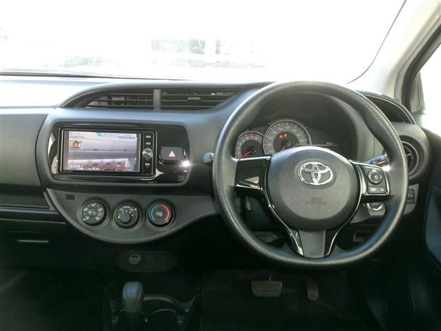 ヴィッツ F セキュリティ アイドリングストップ車 パワーウィンドウ エアバック Wエアバック エアコン 横滑り防止装置 スマートキー キーレスキー フルセグ パワステ DVD再生 ナビ・TV ABS ワンオーナー(2枚目)