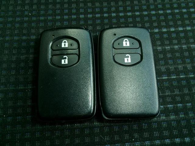 ヴィッツ F セキュリティ アイドリングストップ車 パワーウィンドウ エアバック Wエアバック エアコン 横滑り防止装置 スマートキー キーレスキー フルセグ パワステ DVD再生 ナビ・TV ABS ワンオーナー(29枚目)