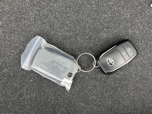 ヤリス ハイブリッドＺ　ＰＣＳ　整備記録簿　地デジ　ＡＷ　Ｂカメラ　アイドリングストップ車　ドラレコ付　ＬＥＤランプ　スマキー　ＥＴＣ付き　メディアプレイヤー接続　ナビＴＶ　ＶＳＣ　パワステ　１オナ車　クルコン　キーフリー（28枚目）