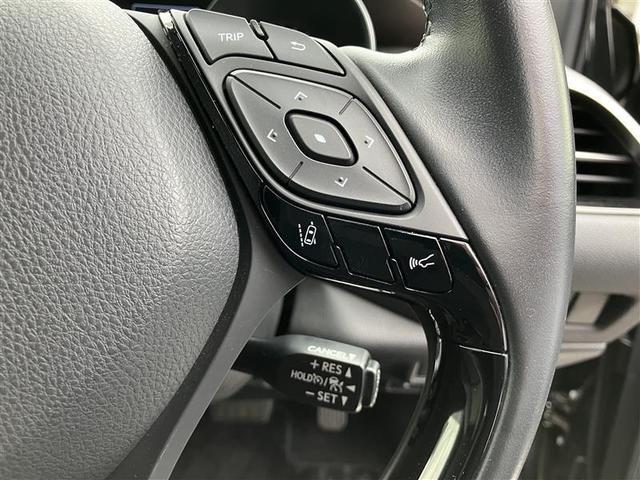 レーダークルーズコントロール（全車速追従機能付）付きです。車速に応じて追従支援してくれるので、ロングドライブも快適です。詳細は販売店スタッフまでおたずねください。