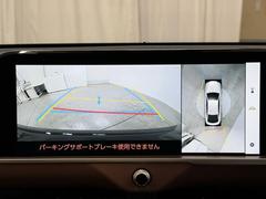 パノラミックビューモニターシステムが付いているので車の上から見た映像が確認できますよ。　一目で車両周辺の情報を確認できますが、直接安全をご確認下さい。 6