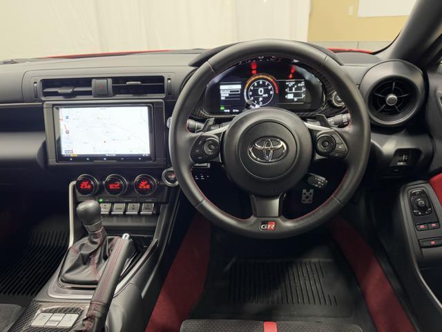 ＧＲ８６ ＲＺ　ナビ　バックモニター　ＰＣＳ　リアカメラ　ＬＥＤライト　スマートキー　シートヒーター　横滑り　整備点検記録簿　カーテンエアバッグ　ナビテレビ　オートエアコン　アルミ　ＡＢＳ　１８インチアルミホイール（8枚目）