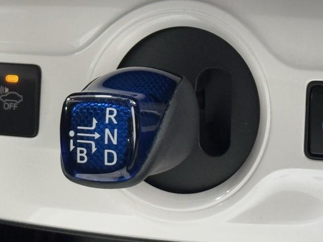 プリウス Ａ　衝突軽減ブレーキシステム　ナビ　Ｂモニタ　記録簿有　ＬＥＤヘッド　ブラインドスポットモニター　クルーズコントロール　スマートキー　Ｉストップ　ドライブレコーダー　ＥＴＣ　アルミホイル　オートエアコン（12枚目）