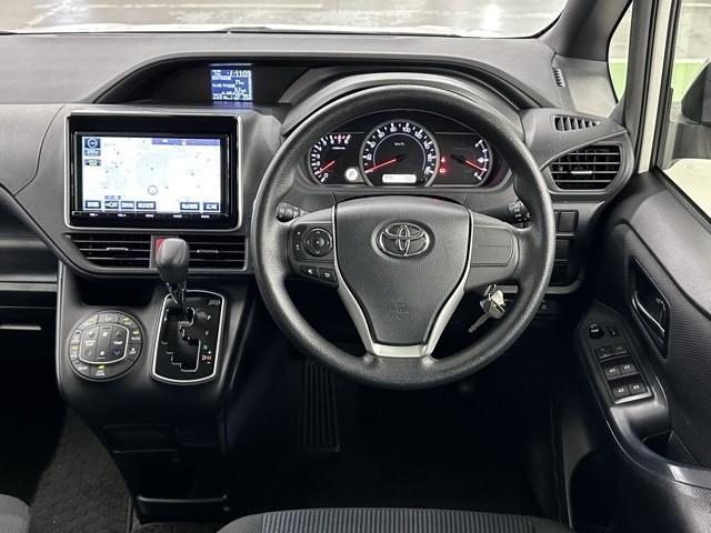 ヴォクシー X 衝突軽減 ナビ バックモニター 左パワースライドドア アイドリングストップ機能 エアバック フルセグ地デジ DVD再生可 ナビ&TV WSRS リモコンキー メモリナビ フルフラット 横滑防止 LED(4枚目)